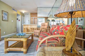 Interior - 🤿 Styling Oceanfront Condo! 🌅 - Hale Kona Kai 303 🐢 (Kailua Kona)