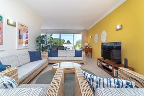 A living room with a sofa, armchairs, a coffee table, and a TV. - Parque nº 17 - Duplex Apartment with amazing Roof Terrace (Ferragudo)