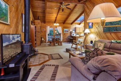 Cozy and Beautiful Home with Lush Private Setting! 🌺 - Volcano Village Cymbidium House 🌋