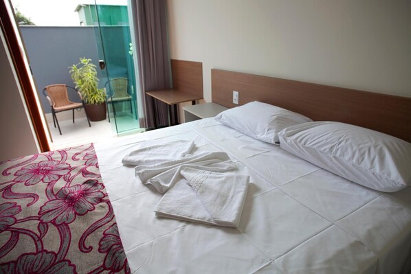 Minibar, desk, laptop workspace, free WiFi