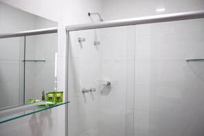 Een douche, handdoeken, zeep, shampoo