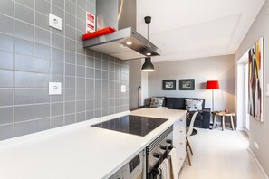 Grand réfrigérateur, micro-ondes, four, plaque de cuisson