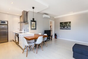 Full-size fridge, microwave, oven, stovetop