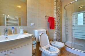 Douche, séchoir à cheveux, serviettes fournies