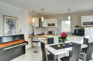 Frigorífico, microondas, placa de cocina y lavavajillas