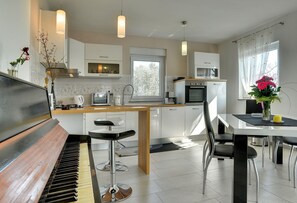 Kühlschrank, Mikrowelle, Herdplatte, Geschirrspüler