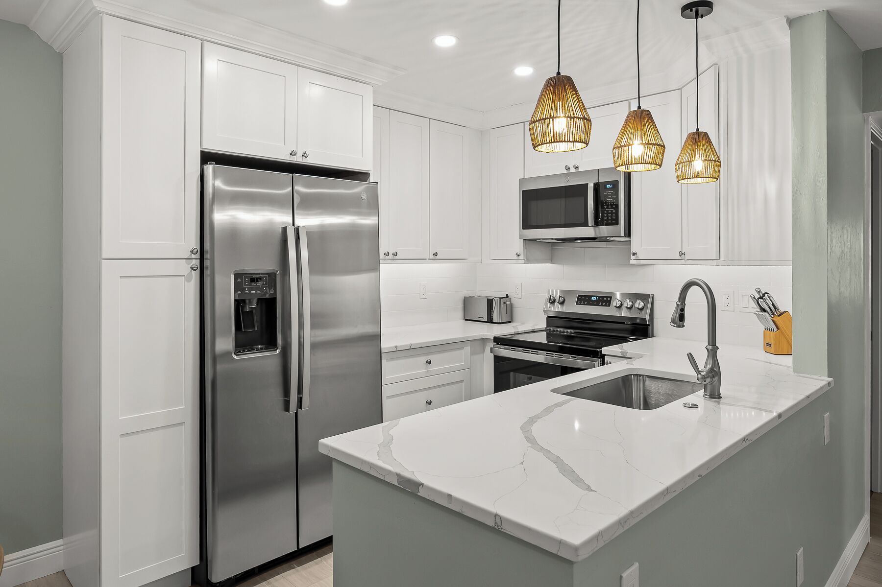 Frigorífico, microondas, horno y placa de cocina