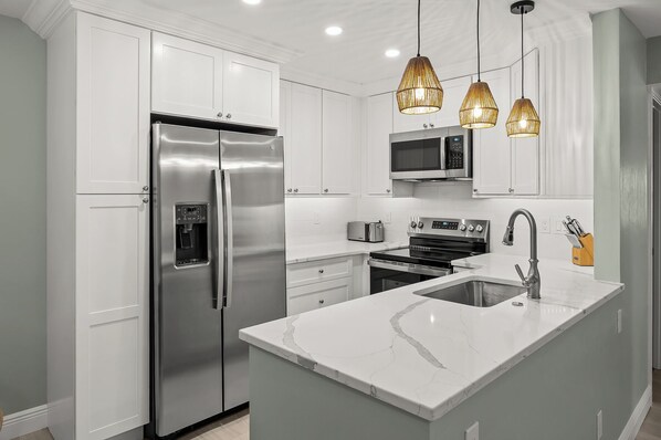 Køleskab, mikrobølgeovn, ovn, kogeplade