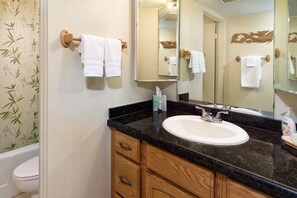 Combined shower/bathtub, hair dryer, towels - 🐬Amazing Lagoon & Garden Front Condo with Stunning Ocean Views! 🌅 - Hale Kona Kai 209 (Kailua Kona)