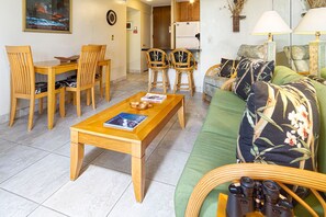 TV, books - 🐬Amazing Lagoon & Garden Front Condo with Stunning Ocean Views! 🌅 - Hale Kona Kai 209 (Kailua Kona)