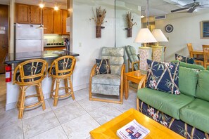 TV, books - 🐬Amazing Lagoon & Garden Front Condo with Stunning Ocean Views! 🌅 - Hale Kona Kai 209 (Kailua Kona)