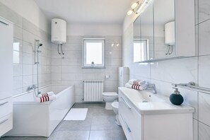 Badewanne, kostenlose Toilettenartikel, HandtĂŒcher