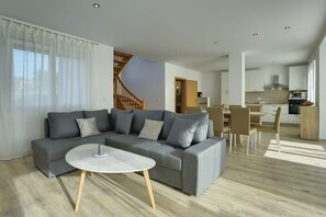 Living area - Sunny cottage with not far from the beaches and towns of Istria (Galizana)