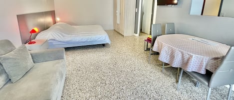 Iron/ironing board, Internet, bed sheets