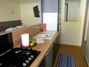 Geladeira, micro-ondas, fogão, cooktop