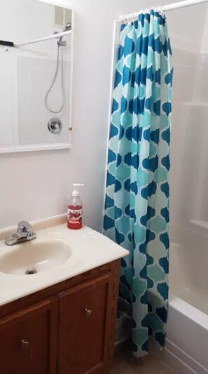 Haartrockner, Shampoo, Toilettenpapier