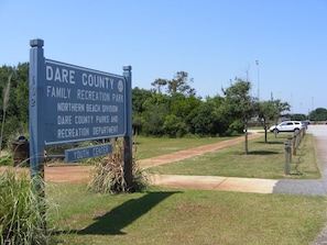 Señal para el Parque Recreativo Familiar de Dare County, que incluye el Departamento de Parques y Recreación de Dare County y el Centro Juvenil.