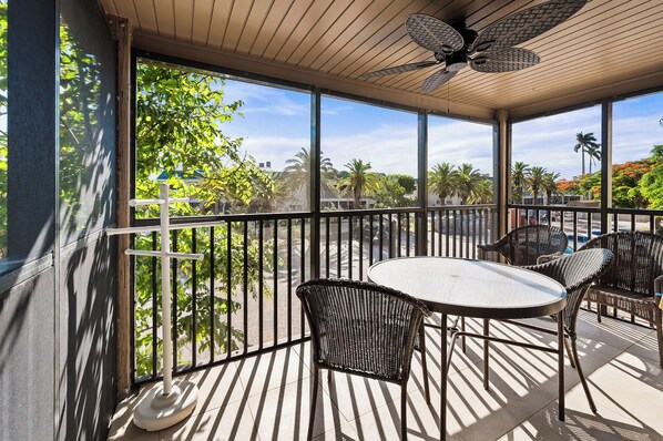 Outdoor dining - Tropical Garden View 2 bed, 2 bath at Sanibel Moorings #822 (Sanibel)