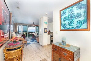 Dining - REDUCED RATES! 109 Beautiful oceanfront 1 bed 1 bath, ground floor (Lahaina)