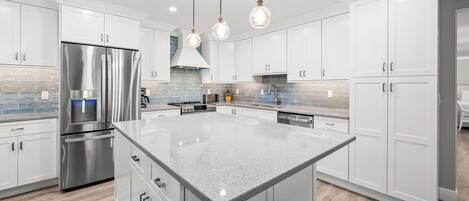 冷蔵庫、電子レンジ、オーブン、コンロ