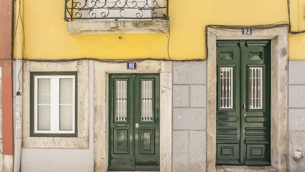 A building facade with two green doors, a window, and a number '91' sign. - Pateo Boaventura in Bairro Alto (Lisbon)