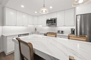 Køleskab, mikrobølgeovn, ovn, kogeplade