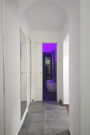 Dusche, Bidet, Handtücher, Seife