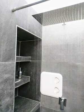 Dutxa, bidet, tovalloles i sabó 