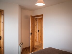 3 bedrooms, free WiFi, bed sheets
