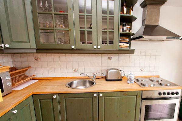 Kühlschrank, Mikrowelle, Ofen, Herdplatte