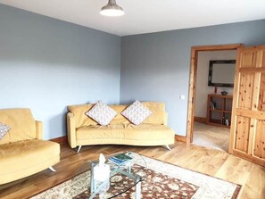 Smart TV, fireplace - Hillside House Set in a quiet & idyllic spot along the famous Bog Road (Clifden)