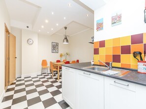 Kühlschrank, Ofen, Geschirrspüler, Wasserkocher mit Kaffee-/Teezubehör