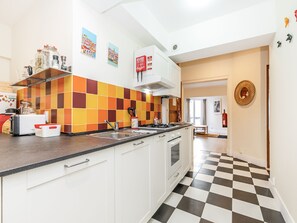 Kühlschrank, Ofen, Geschirrspüler, Wasserkocher mit Kaffee-/Teezubehör