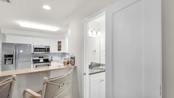 Kylskåp, mikrovågsugn, ugn och spishäll