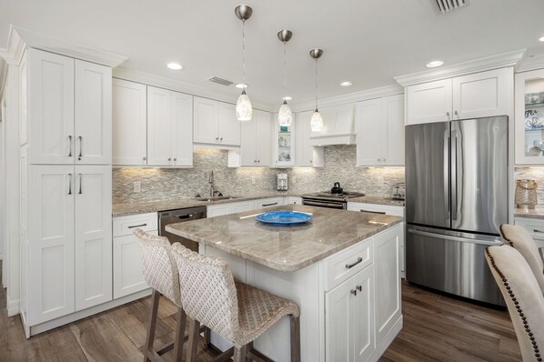 Refrigerador, microondas, horno, placa de cocina