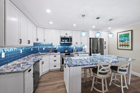 冷蔵庫、電子レンジ、オーブン、コンロ