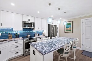 冷蔵庫、電子レンジ、オーブン、コンロ