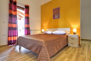 4 bedrooms, desk, free WiFi, bed sheets