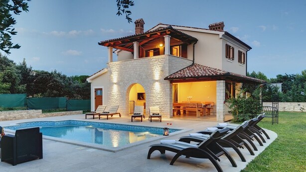 A two-story house with a swimming pool, outdoor seating, and a patio area. - Comfortable villa just 1,5 km from beach with private pool (Medulin)