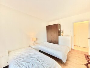 Bureau, fer et planche à repasser, Wi-Fi gratuit, draps fournis