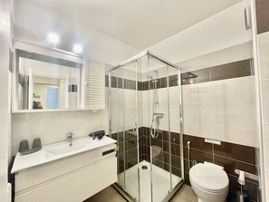 Douche, articles de toilette gratuits, sèche-cheveux