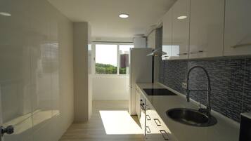 Een koelkast, een magnetron, een oven, een kookplaat