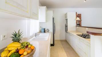 Réfrigérateur, micro-ondes, four, lave-vaisselle