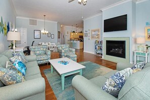 Télévision, cheminée, livres