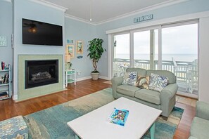 Télévision, cheminée, livres