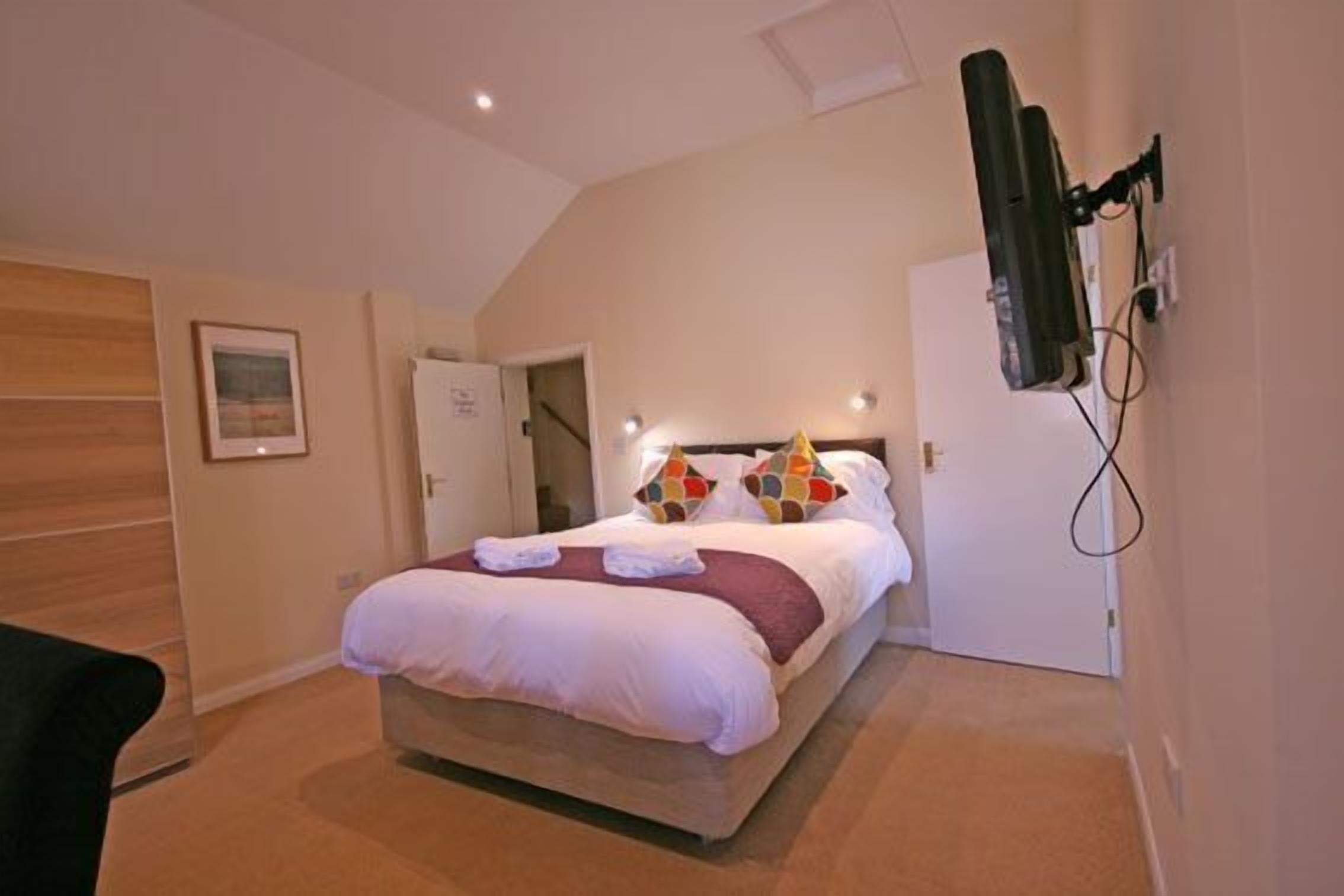 An one bed studio (smaller) that sleeps 2 guests  in 1 bedroom