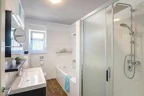 Bathtub, hair dryer, towels - Luxury villa with heated private pool (Buzinija)