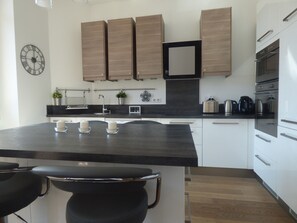 Frigorifero, microonde, forno, piano cottura