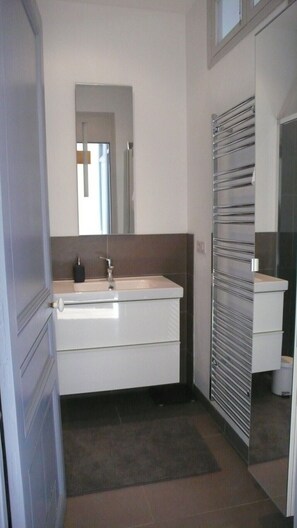 Ducha, secador de pelo y toallas