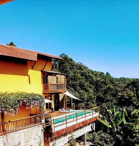 La maison jaune Serra Grande Paradise est ici.